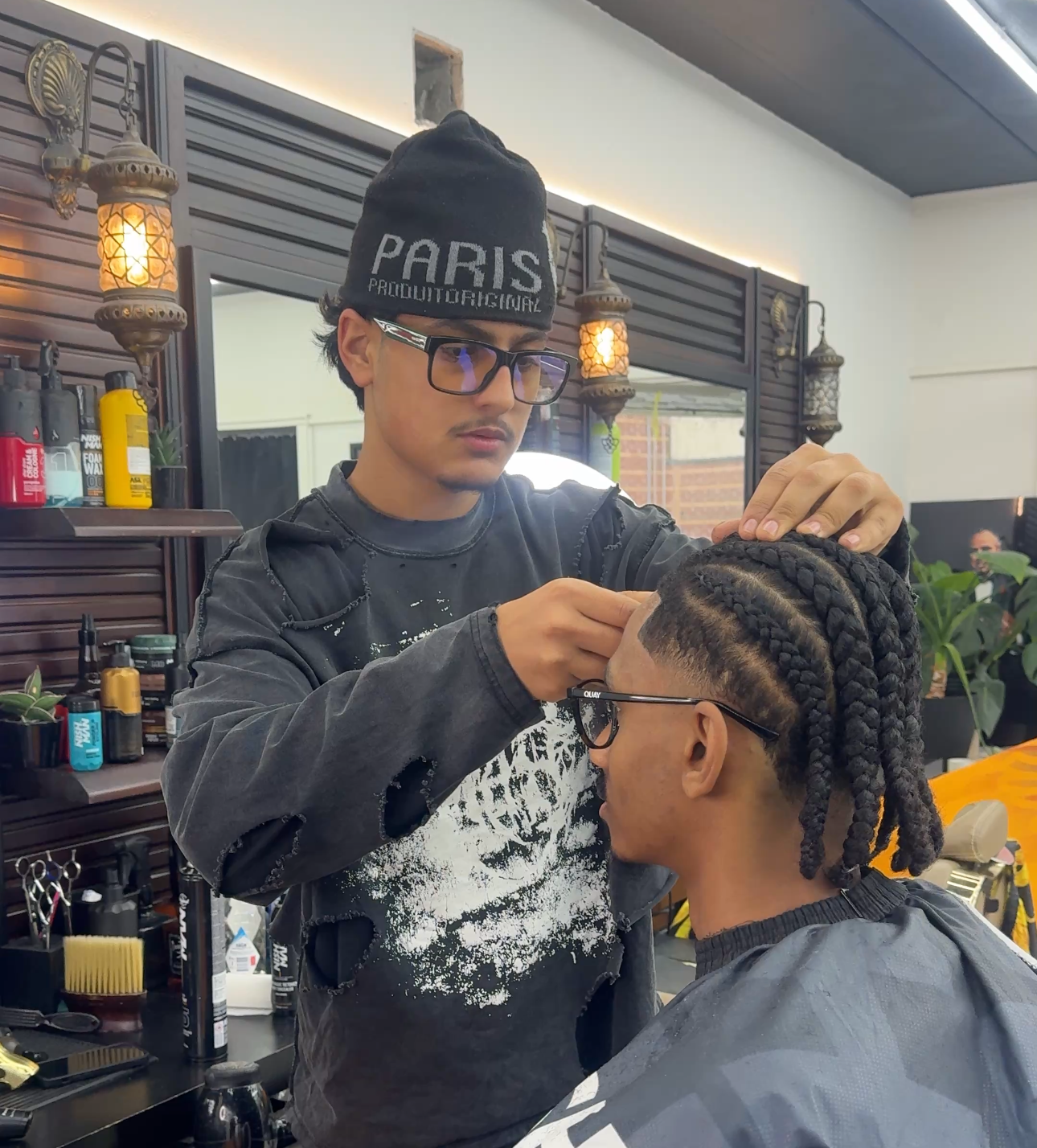 Barberer som former skjegg med presisjon